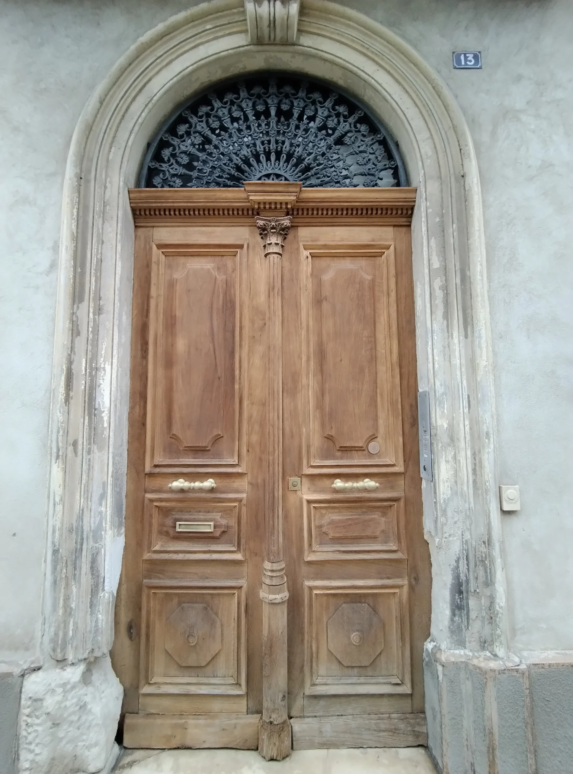 nimes-aerogrammage-porte-bois