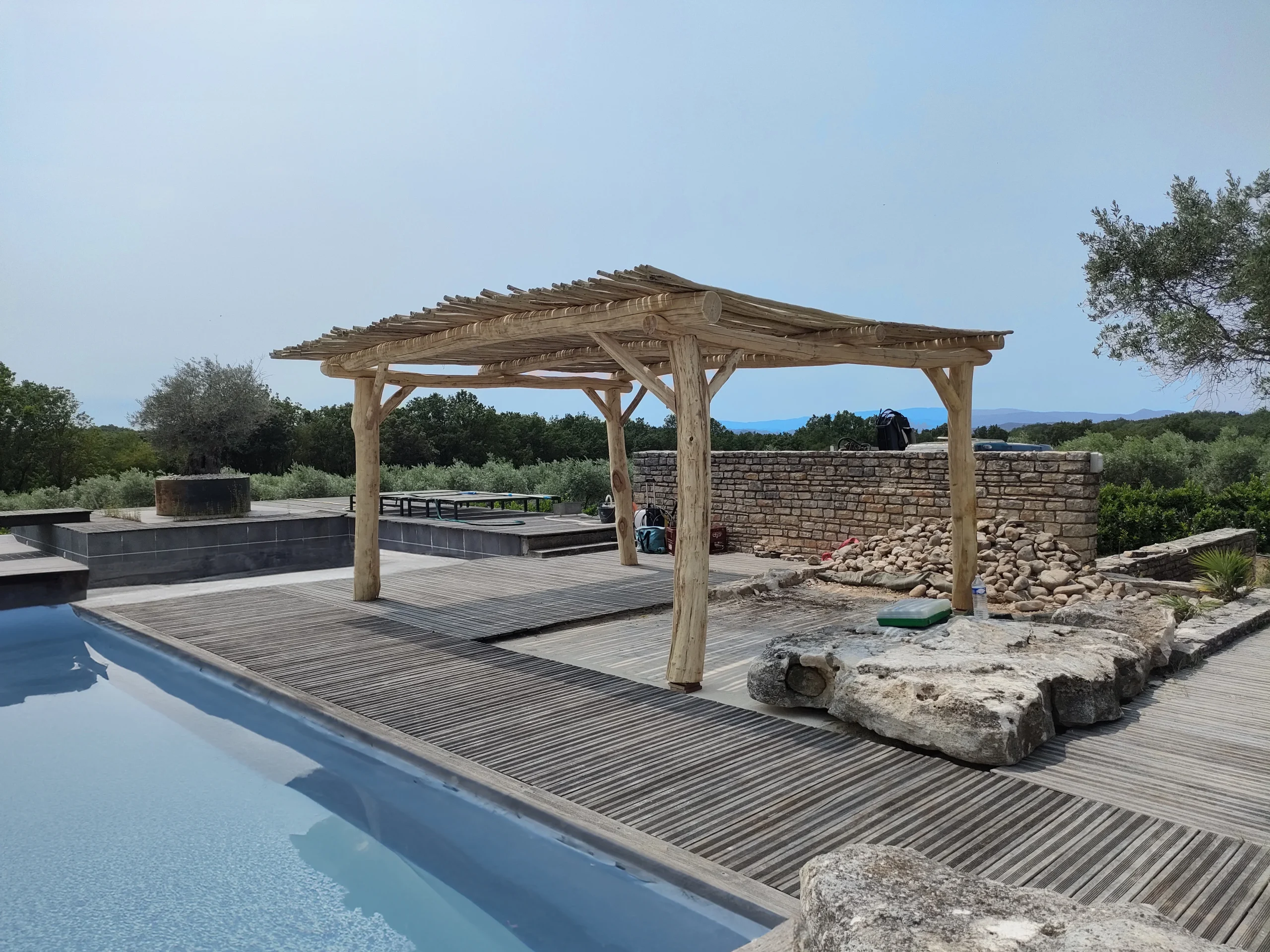 pergola-bois-flotte-menuisier_bois_gard_creations_nature_atelier