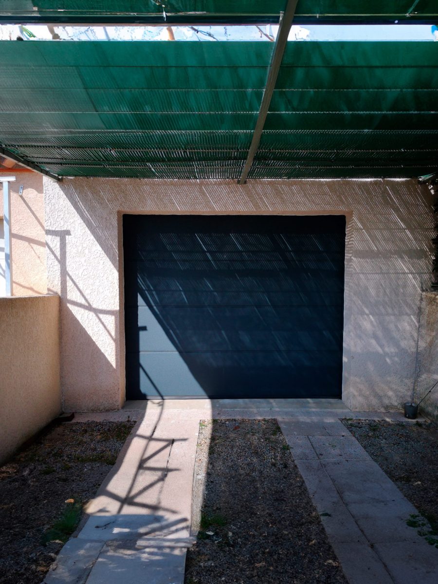 porte-de-garage-menuiserie_cevennes_bois_artisan_gard_travail_sur_mesure-1